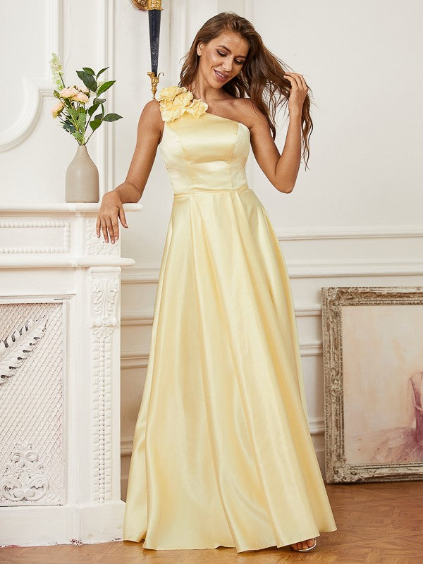 Robe longue en satin à une épaule et sans manches, avec fleurs faites à la main